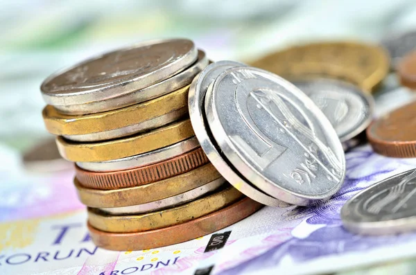 Чешские монеты на банкнотах - финансовая концепция — стоковое фото