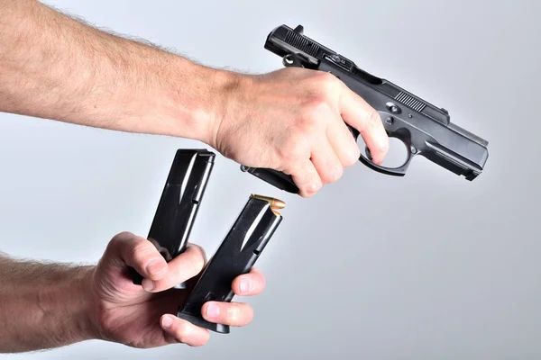 Muž nabíjení pistole pistole po střelbě izolované — Stock fotografie