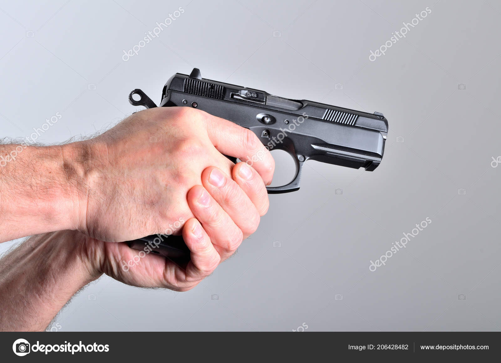 Mano del hombre apuntando con una pistola - vista lateral