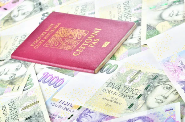 Passaporte público checo relativo às notas de banco - conceito de viagem e financiamento — Fotografia de Stock