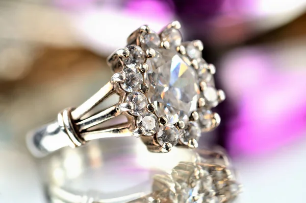 Крупный план серебряного кольца с бриллиантами - ювелирные изделия, баланс теплых цветов — стоковое фото