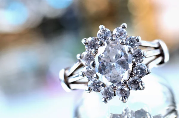 Primo piano di anello d'argento con pietra artificiale - gioielli, equilibrio di colore freddo — Foto Stock