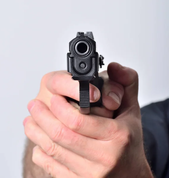 Detail hlaveň pistole gun zaměřené na kameru, ruce člověka - izolované pozadí — Stock fotografie