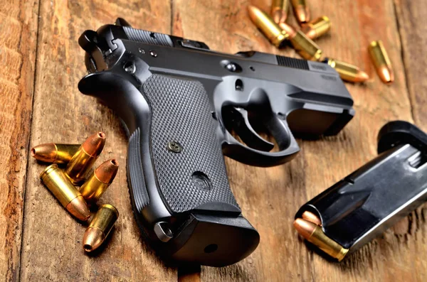 9mm pistol, kulor och tidningen på gamla träbord — Stockfoto