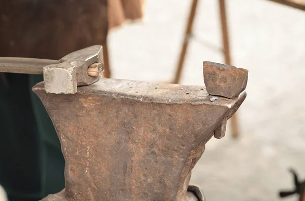 Närbild på städet och hammaren i smedjan — Stockfoto