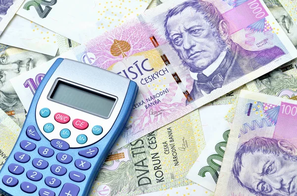 Widok z góry niebieski Calculator na czeskiej wieńczy Czk - pojęcie zaplecze finansowe — Zdjęcie stockowe