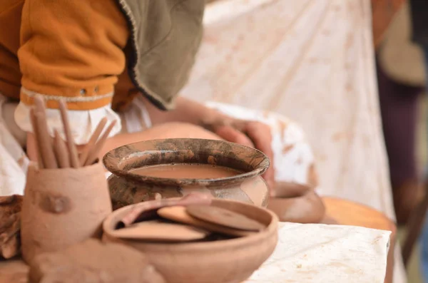 Primo piano di mano femminile di vasaio artigiano medievale che prepara l'argilla - inumidisce e impasta l'argilla prima di lavoro — Foto Stock