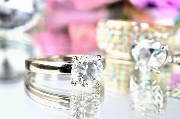 Close-up de jóias anel de pedra artificial com reflexão e outros anéis no fundo — Fotografia de Stock