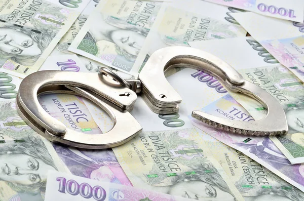 Polis kelepçe çek banknotlar üzerinde Çek taç para Czk - finans ve suç kavramı — Stok fotoğraf