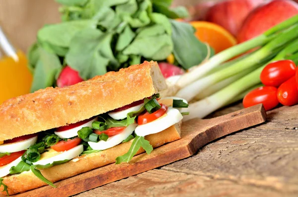 Sandwich chleb z jaj, rukola Sałatka, pomidory i rzodkiewki — Zdjęcie stockowe