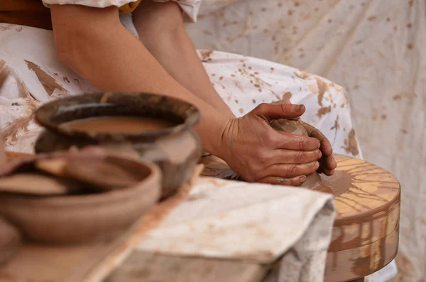 Mano di artigiano medievale vasaio femminile preparare argilla - inumidisce e impasta l'argilla prima del lavoro — Foto Stock