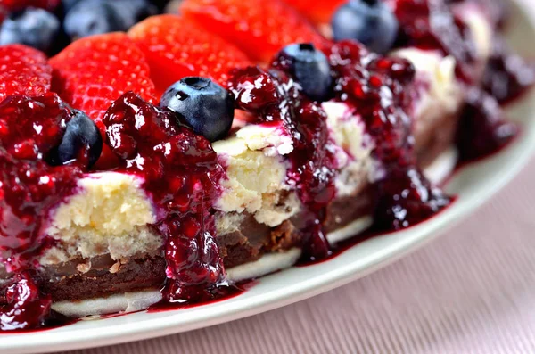 Detail of plate with cake with fresh strawberries, blueberries and cherry jam. — Stock Photo, Image