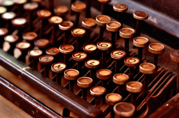 Detalhe do teclado muito antigo da máquina de escrever. Baixa profundidade de campo . — Fotografia de Stock