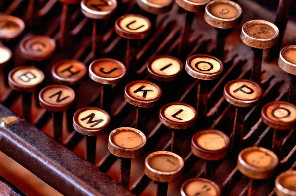 Close-up de teclado de máquina de escrever antigo da primeira guerra mundial. Baixa profundidade de campo . — Fotografia de Stock