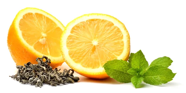 Mezzo limone pezzato, menta fresca e foglie di tè nero isolate su sfondo bianco. Primo piano . — Foto Stock