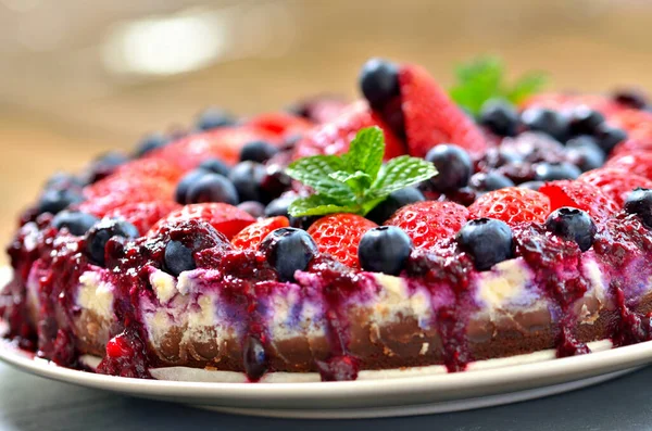 Tarte aux fraises fraîches, bleuets et confiture de cerises. Profondeur de champ faible — Photo