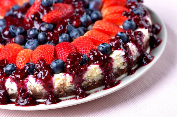 Kuchen mit frischen Erdbeeren, Blaubeeren und Kirschmarmelade. — Stockfoto