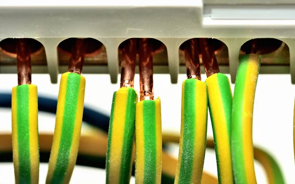 Detailní záběr vedení pozemních elektrických kabelů k jističům. Spojení podle normy České republiky. — Stock fotografie