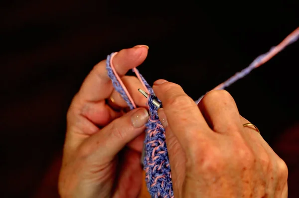 Zbliżenie babci ręce sweter z wełny na drutach — Zdjęcie stockowe