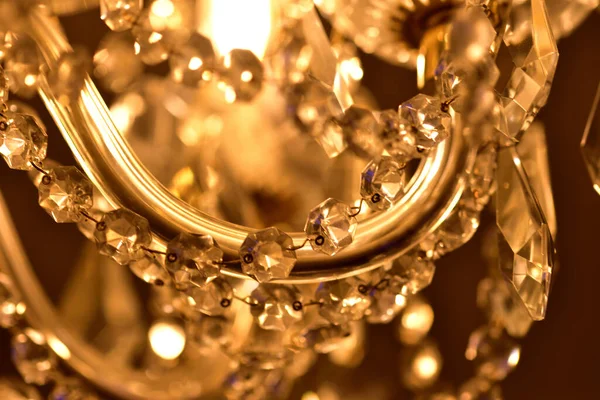 Ornamenti di cristallo su lampadario antico. Caldo bilanciamento del colore bianco. Foto verticale. — Foto Stock