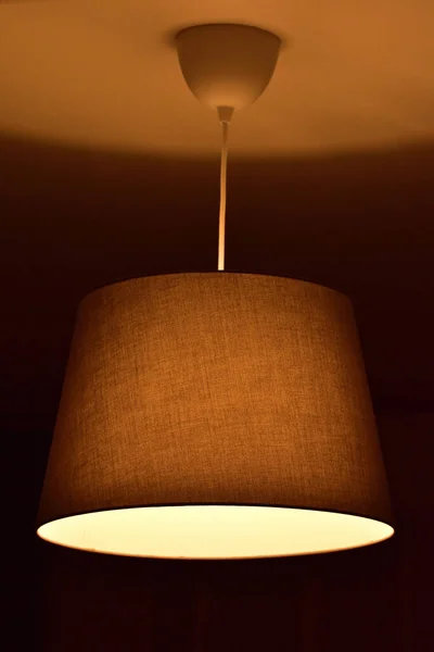Lámpara de araña moderna con sombra textil y bombilla con blanco cálido. Foto vertical . — Foto de Stock