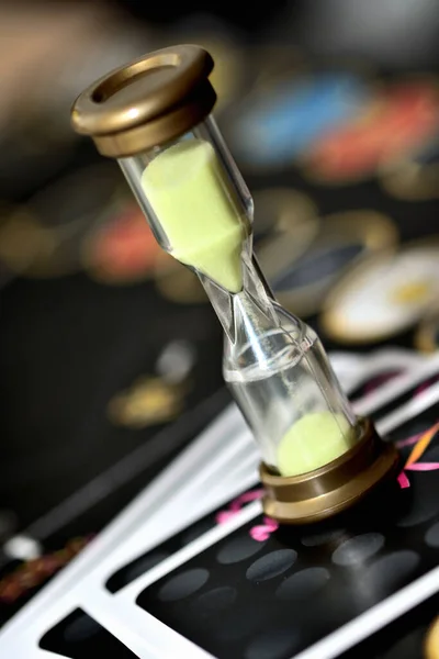 Sanduhr mit Sand auf Karte auf dem Spielfeld für Brettspiele. — Stockfoto