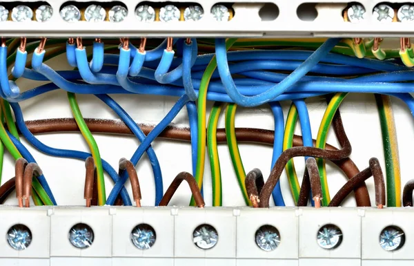 Detail zapojení elektrických kabelů do jističů — Stock fotografie