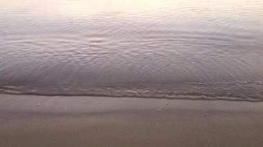 Denizde güzel dalgalar ağır çekimde