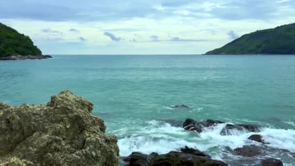 Vågor Som Träffar Klippor Stranden Vid Yanui Beach Phuket Thailand — Stockvideo