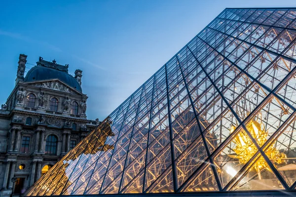 Alacakaranlıkta Louvre Müzesi Fransa 'nın en popüler turizm merkezlerinden biridir..