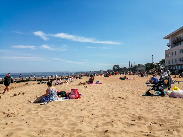 İnsanlar Edinburgh 'daki Portobello Plajı' nda İskoç yazının tadını çıkarıyor.