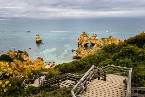 Portekiz, Algarve 'deki Camilo Plajı (Praia do Camilo). Tahta merdivenler (yaya köprüsü). Lagos, Algarve, Portekiz 'deki Camilo Sahili' nin harika manzarası..
