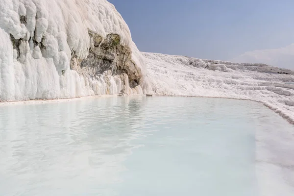 Pammukale 'deki doğal travertin havuzları ve terasları. Türkiye 'nin güneybatısındaki pamuk kale