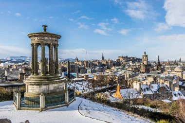 Karla kaplı Edinburgh 'un Calton Tepesinden görüntü