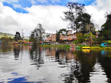 Gölün ya da nehrin kıyısında güzel evler