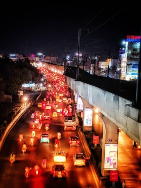 Hyderabad şehrindeki metro istasyonunun gece görüşü.