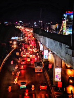 Hyderabad şehrindeki metro istasyonunun gece görüşü