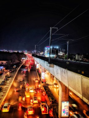 Hyderabad şehrindeki metro istasyonunun gece görüşü.