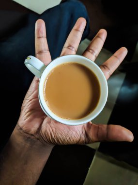 Sıcak çay fincanı, tek elle.