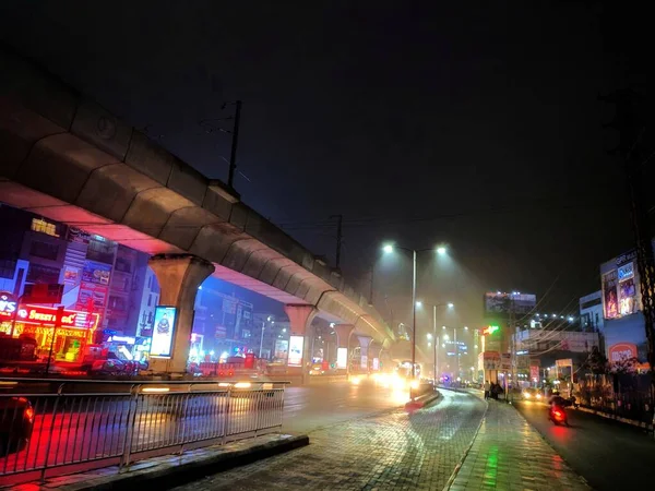 Hyderabad şehrindeki metro istasyonunun gece görüşü.