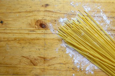 Spagetti makarna ve un, hafif ahşaptan yapılmış eski bir atölyede yatıyordu.