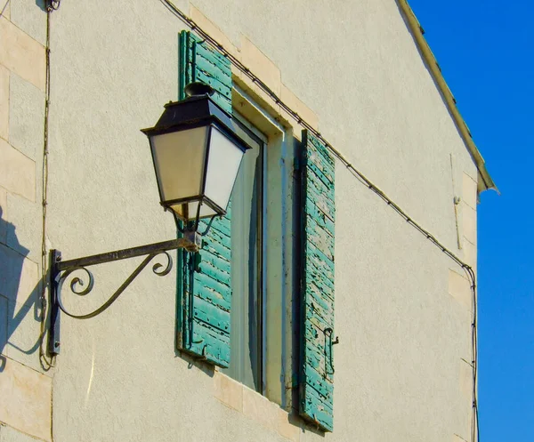 Typowa Fasada Domu Lampą Uliczną Francuskim Mieście Saintes Maries Mer — Zdjęcie stockowe