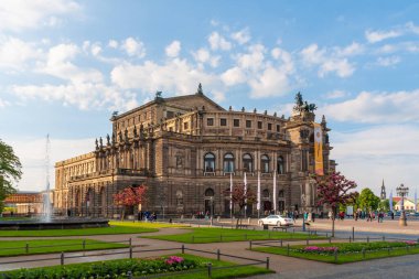 Dresden, Almanya - 24 Mayıs 2010: Mavi gökyüzü ile tarihi Semperopera