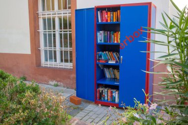 Neckargemuend, Almanya - 18 Ağustos 2019: Güney Almanya 'nın Neckargemuend kentindeki bir evde halka açık bir kitaplık. Kitaplar ücretsiz olarak herkes tarafından çıkarılabilir ya da yerleştirilebilir