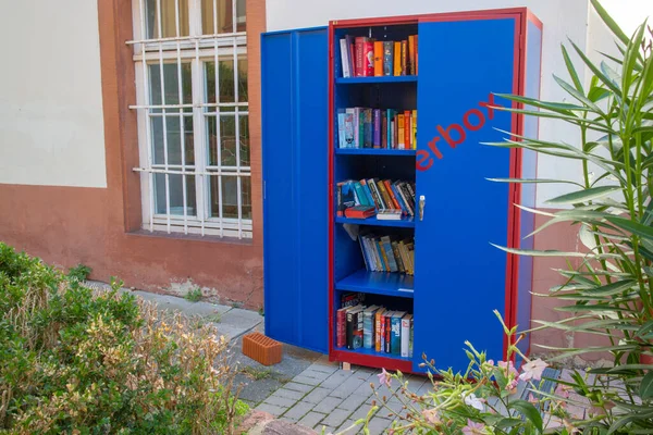 Neckargemuend, Almanya - 18 Ağustos 2019: Güney Almanya 'nın Neckargemuend kentindeki bir evde halka açık bir kitaplık. Kitaplar ücretsiz olarak herkes tarafından çıkarılabilir ya da yerleştirilebilir