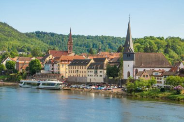 Neckargemuend, Almanya - 29 Nisan 2018: Neckargemuend, Baden Wuerttemberg ve yolcu gemisi