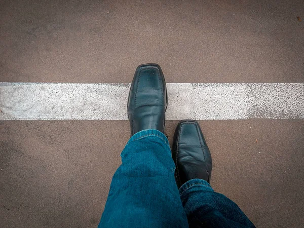 Man Spijkerbroek Zakelijke Schoenen Stapt Witte Lijn — Stockfoto