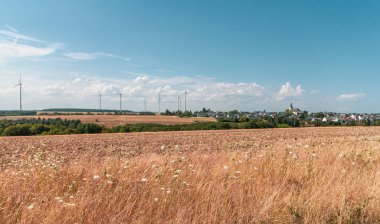 Rüzgar türbinleri yenilenebilir bir enerji kavramı ve Almanya 'nın palatine bölgesindeki Moersfeld kasabasında hasat edilen bir alan.