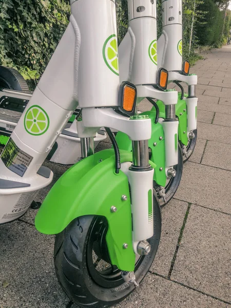 Heidelberg Almanya Eylül 2020 Kiralanmayı Bekleyen Limon Şirketinin Elektrikli Scooterları — Stok fotoğraf