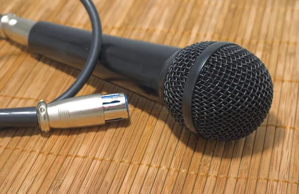Mikrofon Kabel Brązowym Tle Bambusa — Zdjęcie stockowe